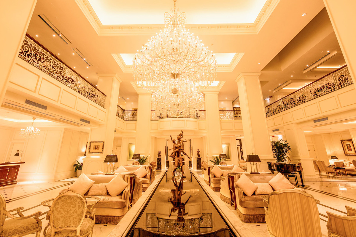 Không gian sân thượng ngắm toàn cảnh hồ Hoàn Kiếm tại Apricot Hotel