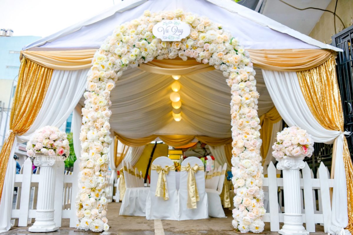 Rạp cưới với tone màu vàng - trắng mang lại không gian sang trọng