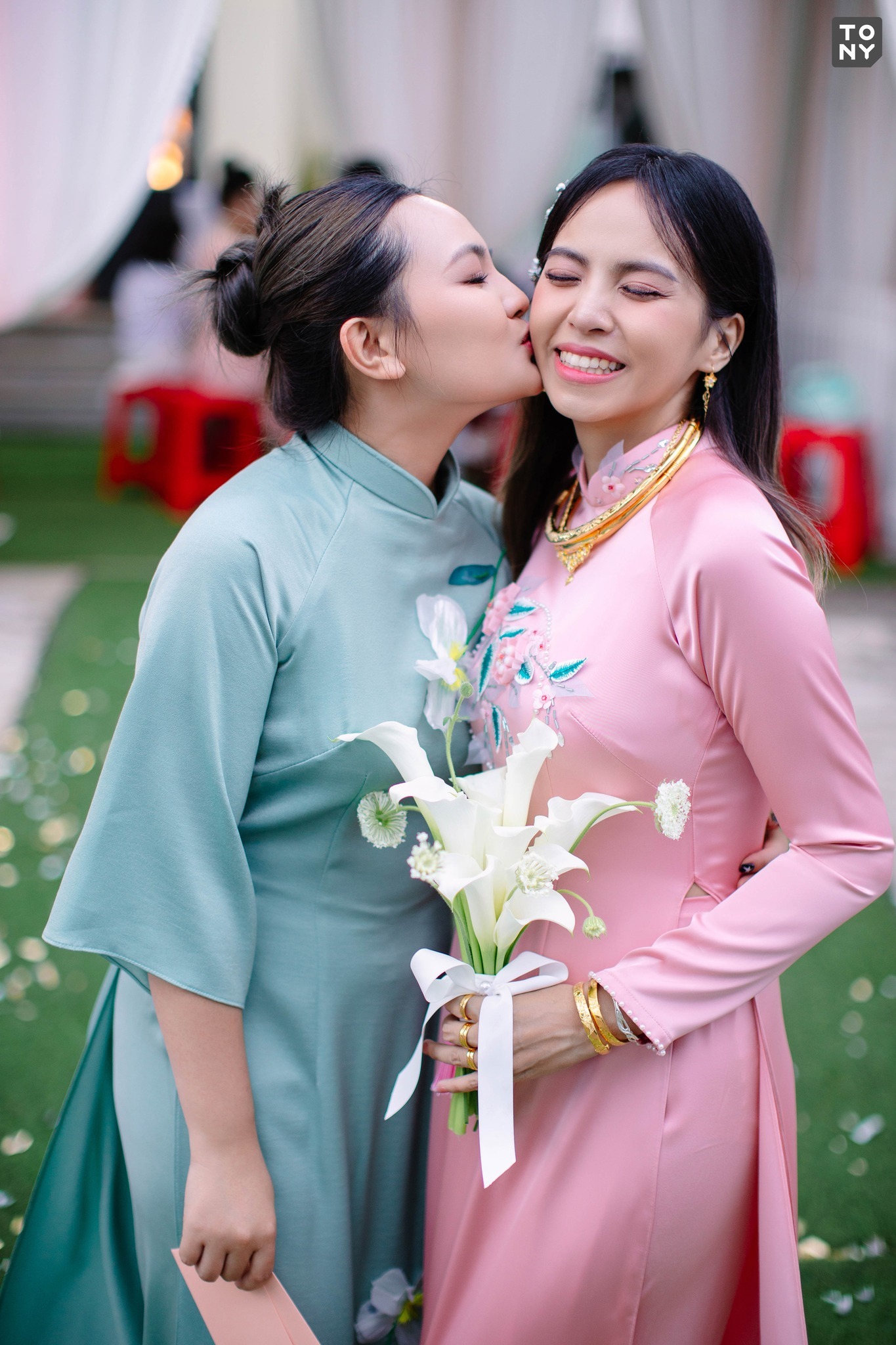 Phù dâu hỗ trợ cô dâu trong nghi lễ cưới