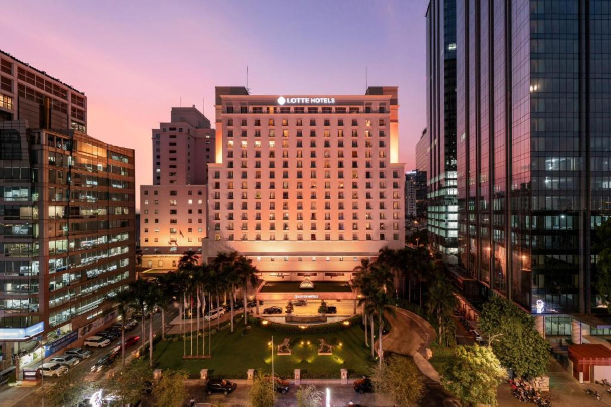 Khu vườn hồ bơi lãng mạn tại Lotte Legend Hotel Saigon