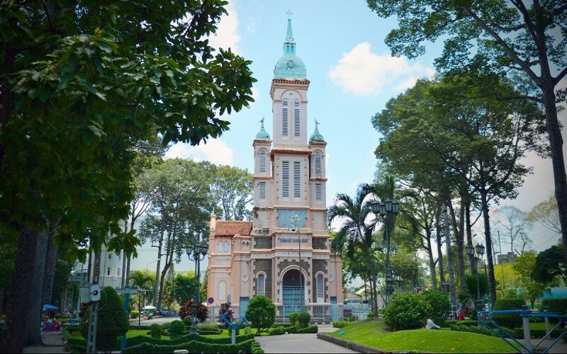 Nhà thờ Thánh Nữ Jeanne d’Arc với mặt tiền cổ kính