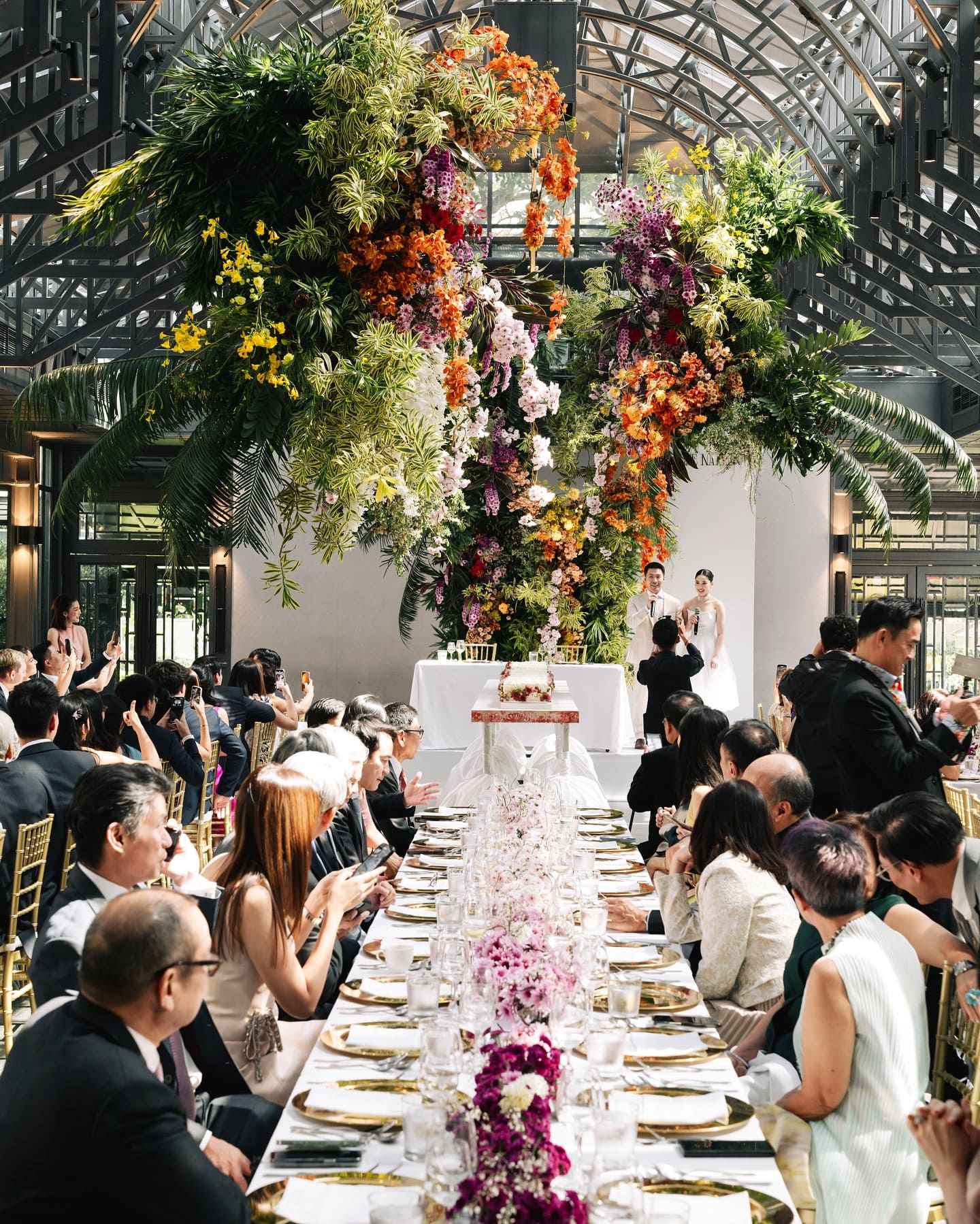 Đội ngũ trang trí đang setup sân khấu tiệc cưới