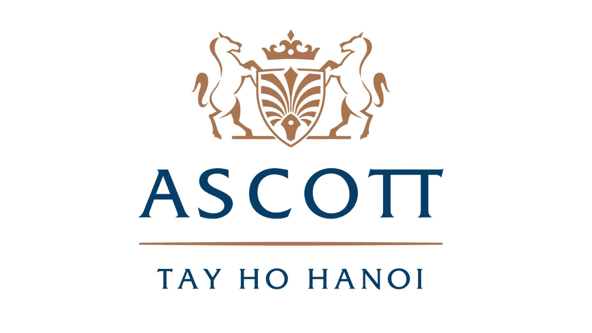 Không gian sảnh tiệc lớn với ánh sáng lung linh và hoa tươi