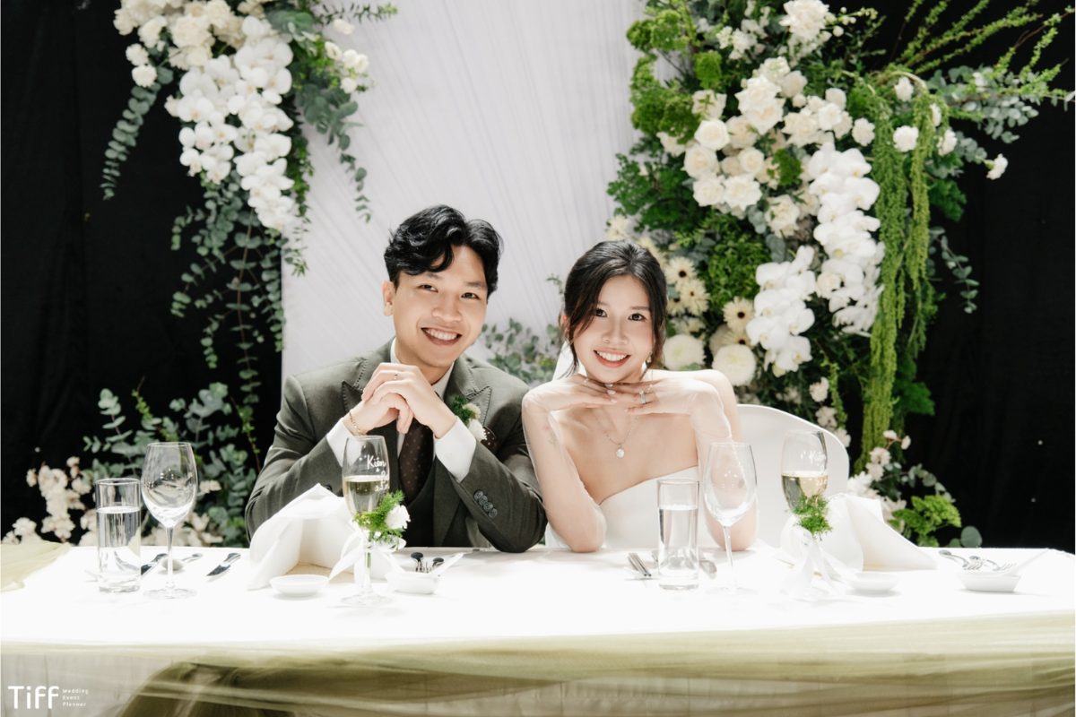 Cặp đôi thư giãn sau khi kết thúc tiệc cưới