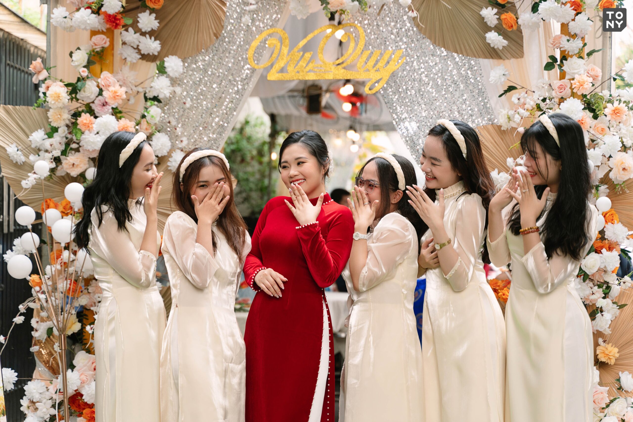 Cổng hoa trang trí tone màu pastel dịu nhẹ đón khách ngày đám hỏi