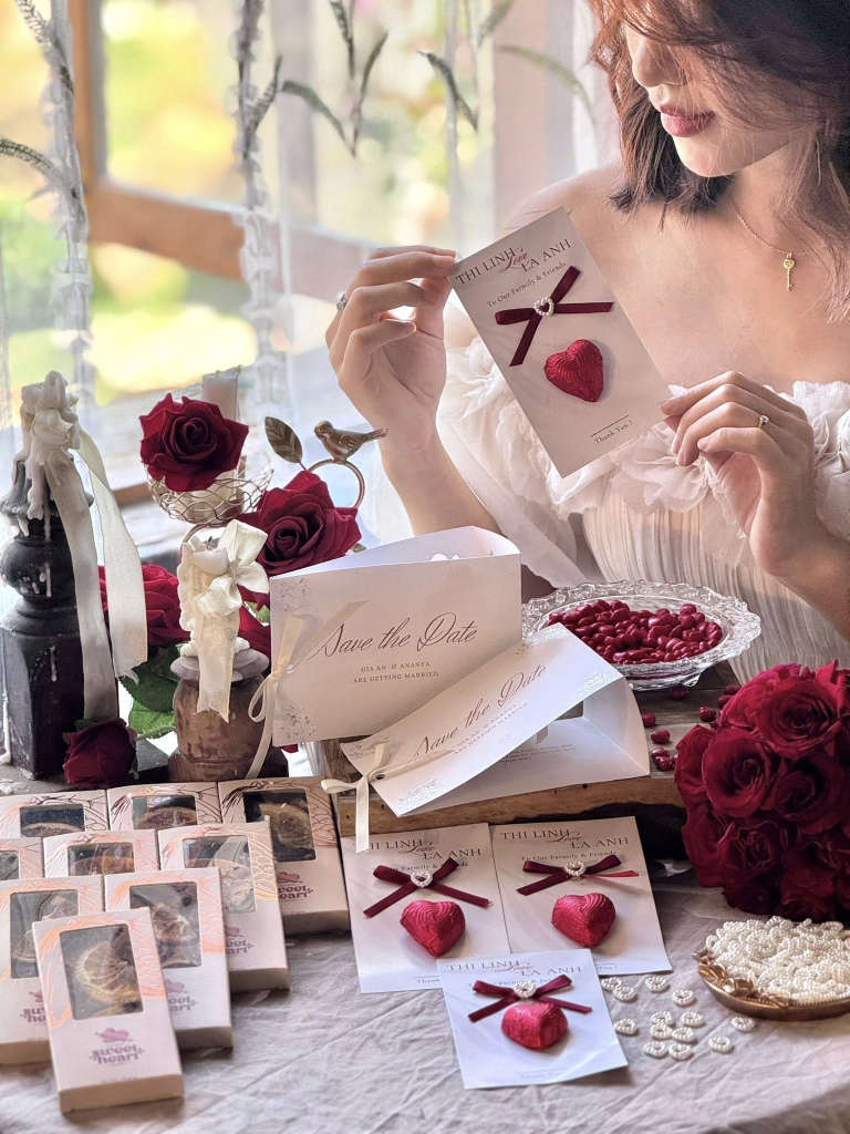 Sự kết hợp hài hòa giữa màu sắc hộp quà tặng và hoa tươi trang trí trên bàn tiệc