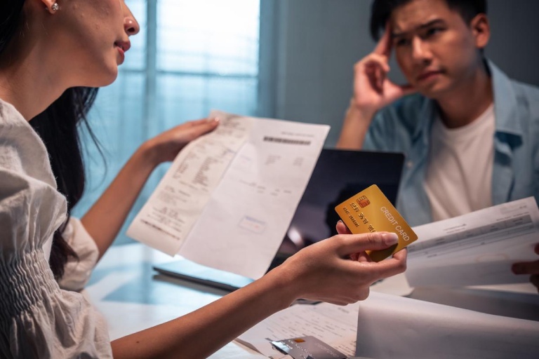 Hãy tập trung giải quyết tình huống đang xảy ra thay vì nhắc lại chuyện cũ để tránh làm mâu thuẫn trở nên căng thẳng hơn