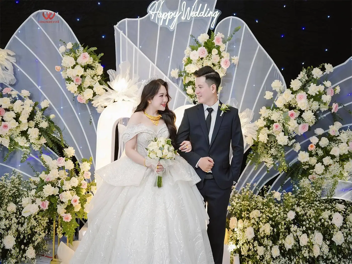 Trang trí tiệc cưới backdrop với cấu trúc mềm mại