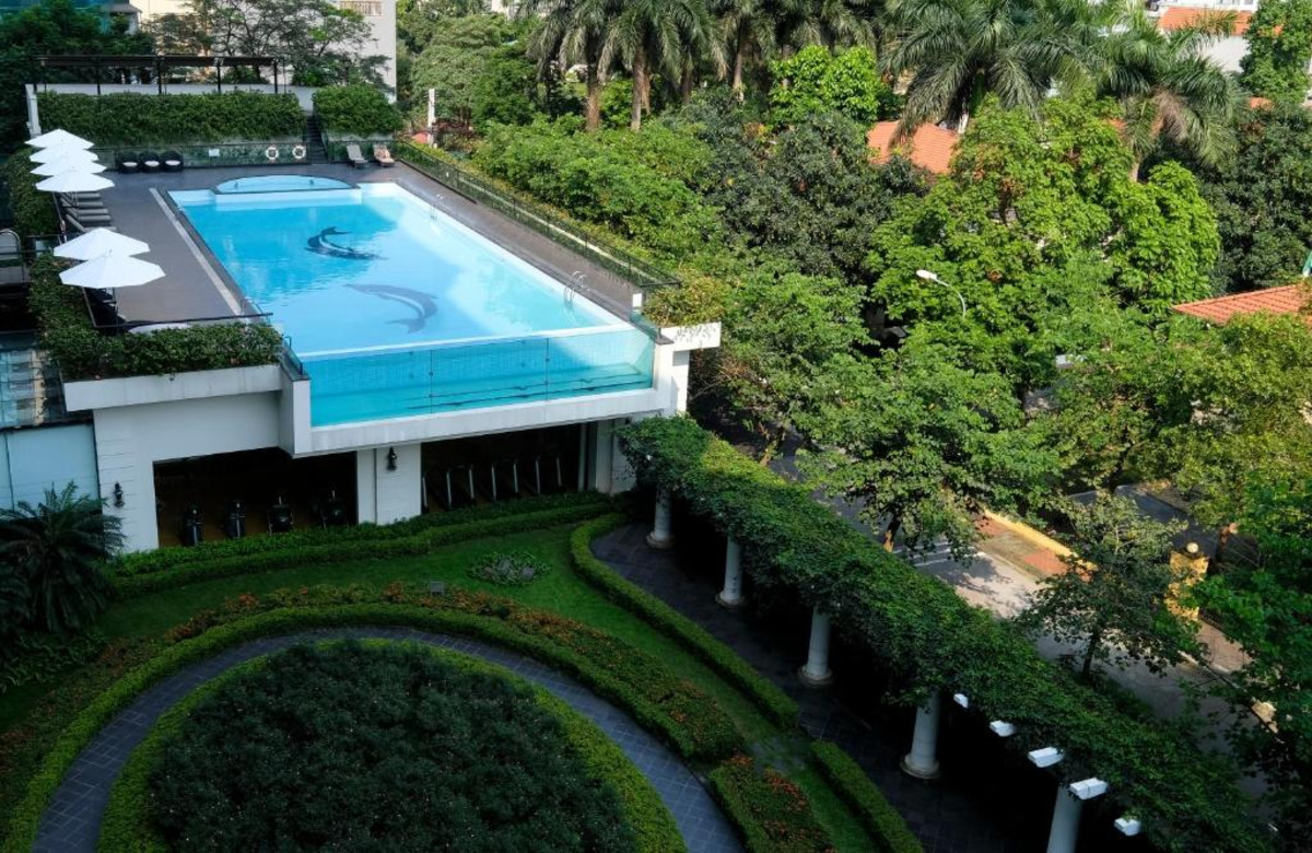 Khuôn viên vườn hồ bơi thoáng đãng tại Elegant Suites Westlake
