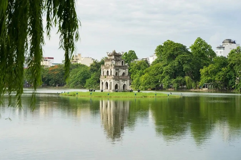 Hồ Gươm là địa điểm chụp ảnh cưới mang đậm dấu ấn Hà Nội