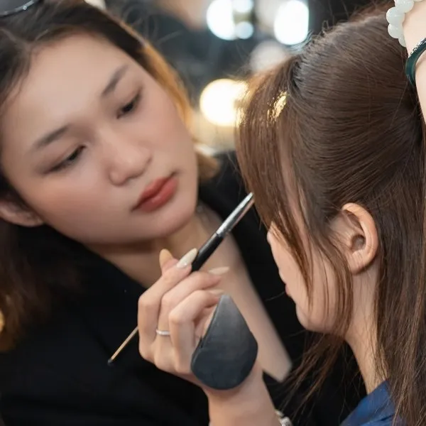 Trang điểm cô dâu và làm tóc chuyên nghiệp