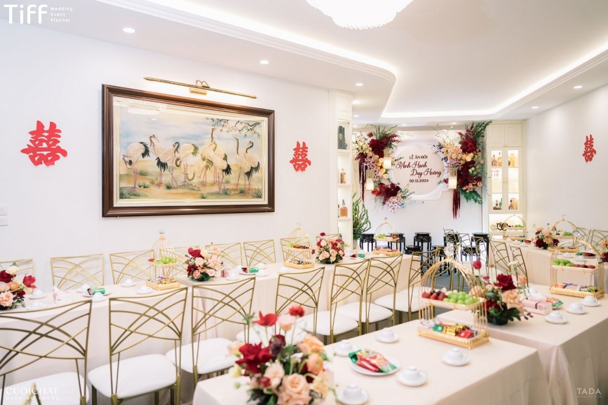 Sự đồng điệu giữa phông hồng pastel và bàn gia tiên