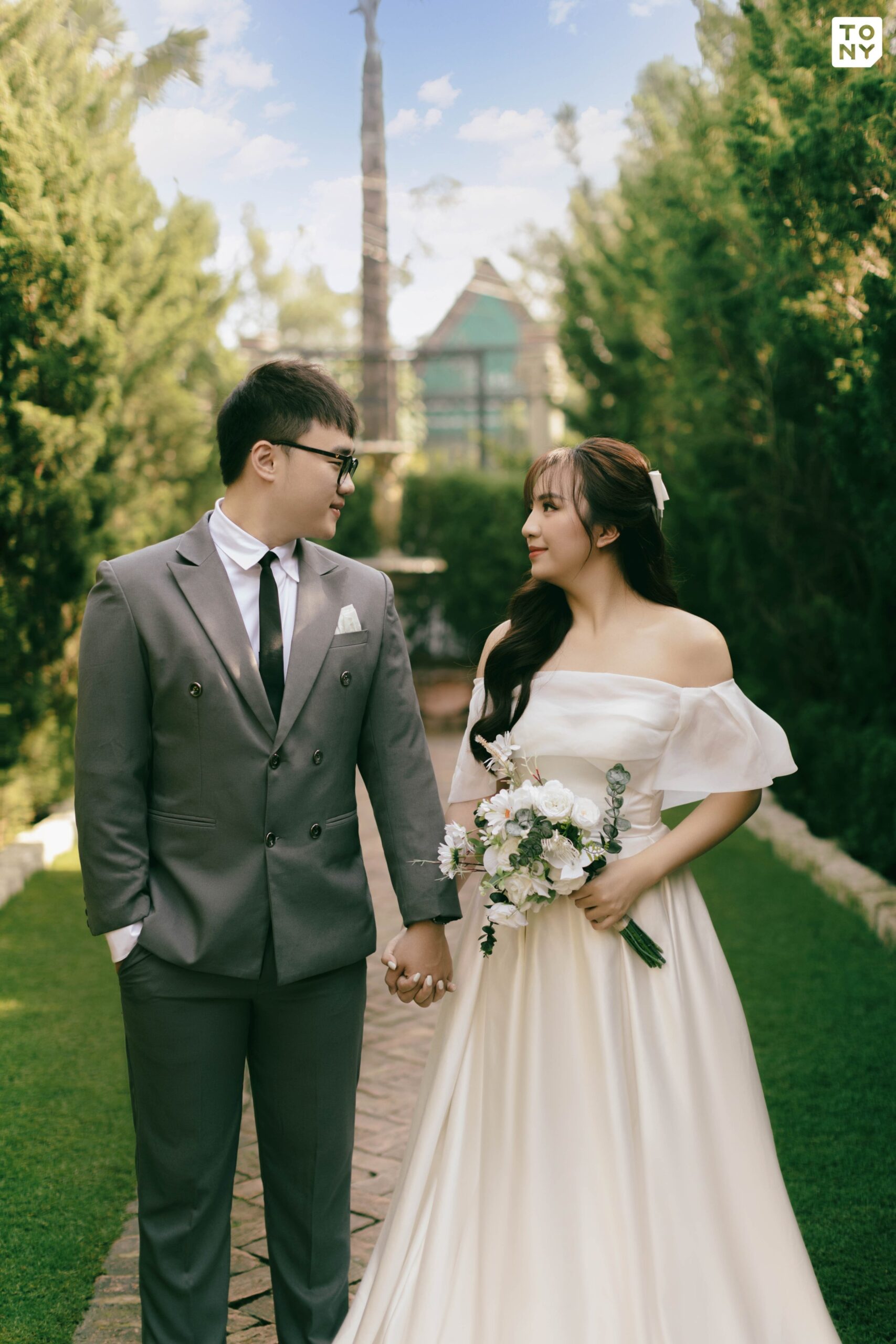 Phối vest cưới tôn dáng cho chú rể trong từng khung hình