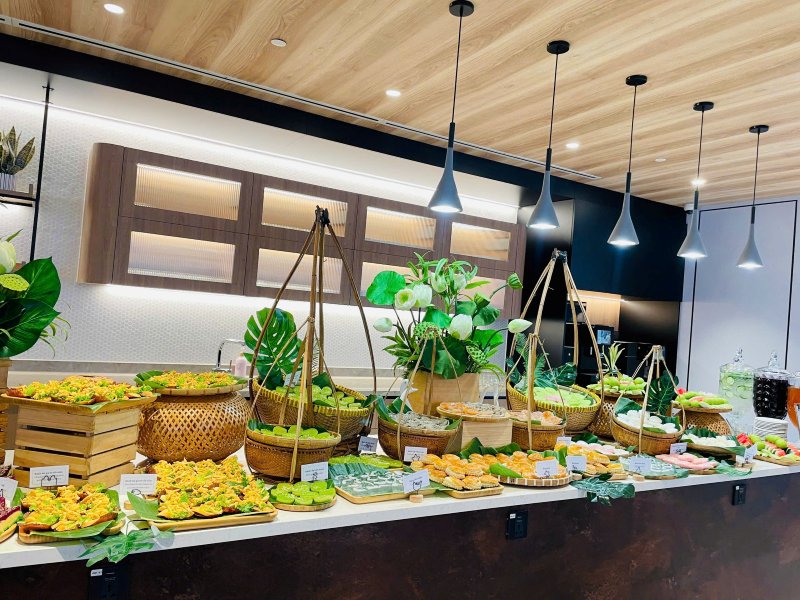 Nhân sự setup bàn Teabreak trước giờ phục vụ