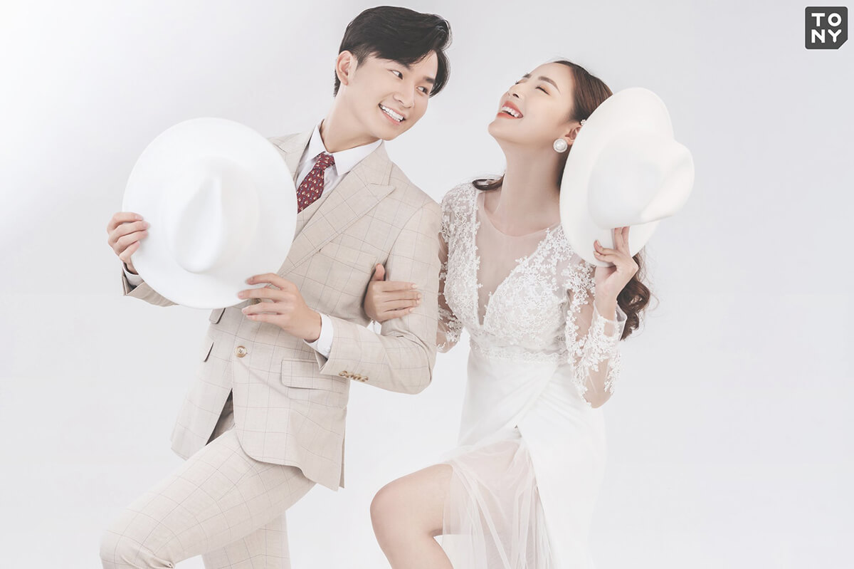 Tạo dáng chụp ảnh cưới năng động và vui tươi