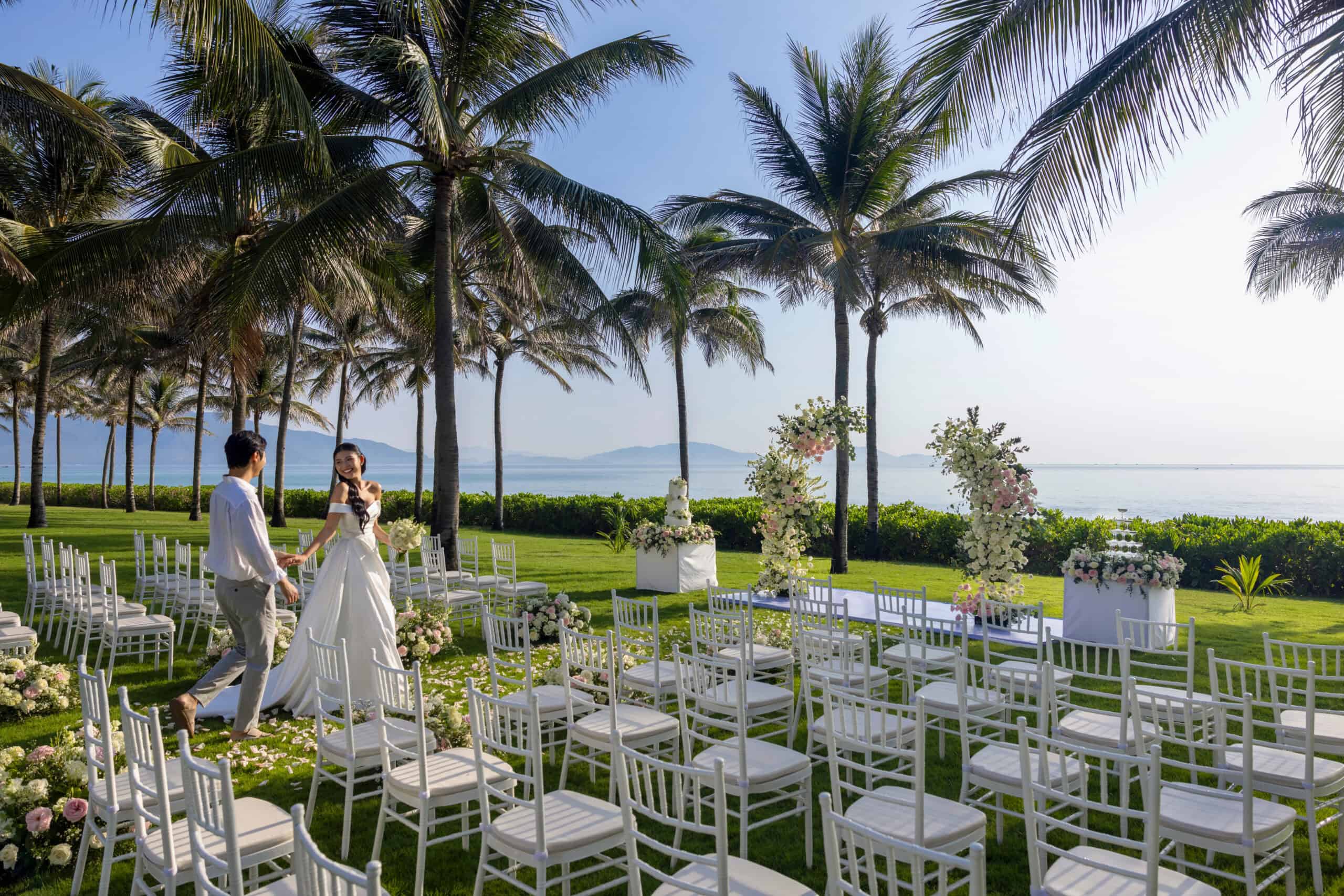 Lễ cưới bãi biển lãng mạn tại Mövenpick Cam Ranh