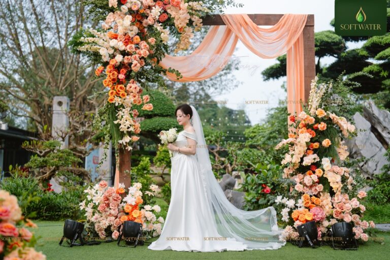Sân khấu cưới cần một tâm điểm thị giác rõ ràng để tạo chiều sâu