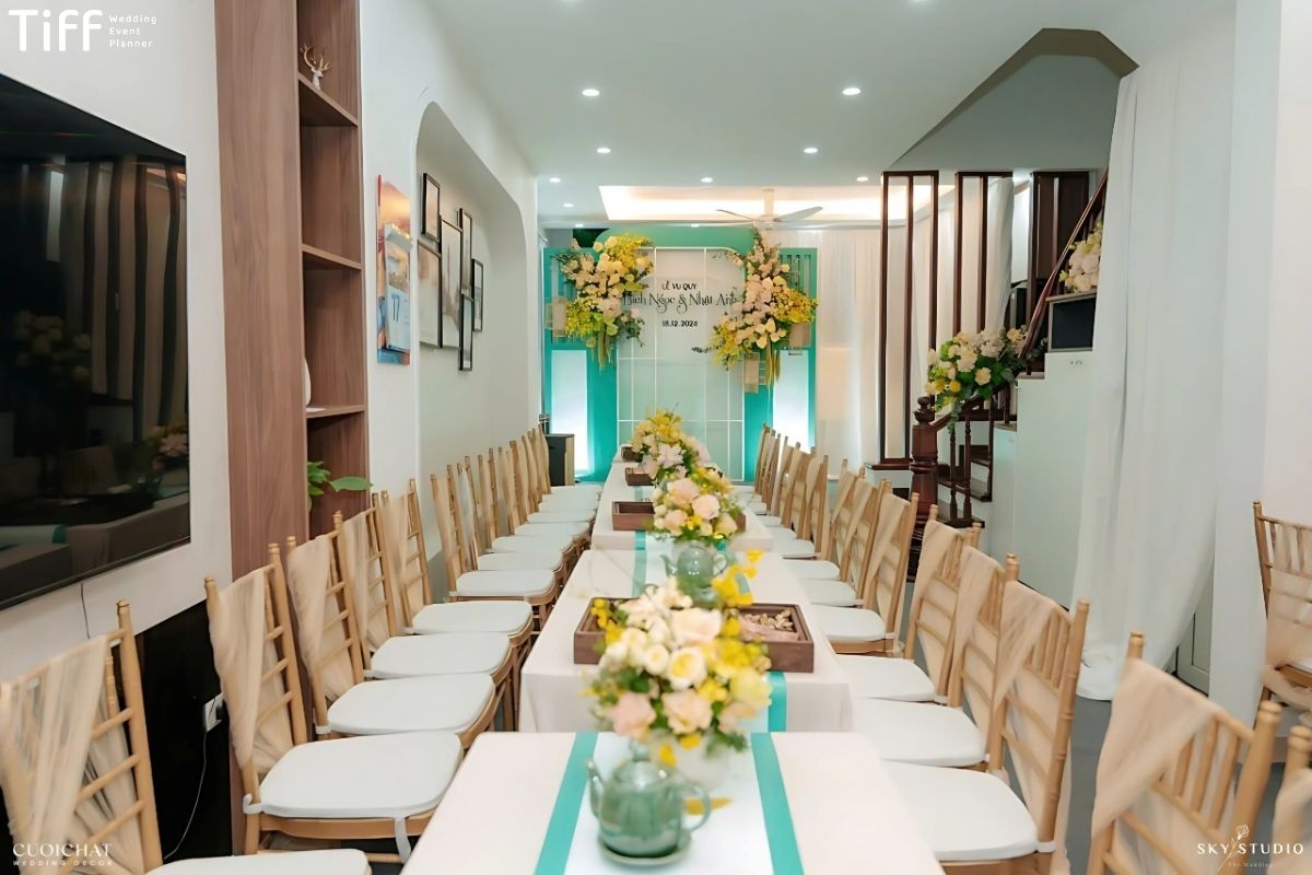 Trang trí hoa tươi tạo chiều sâu và điểm nhấn cho phòng