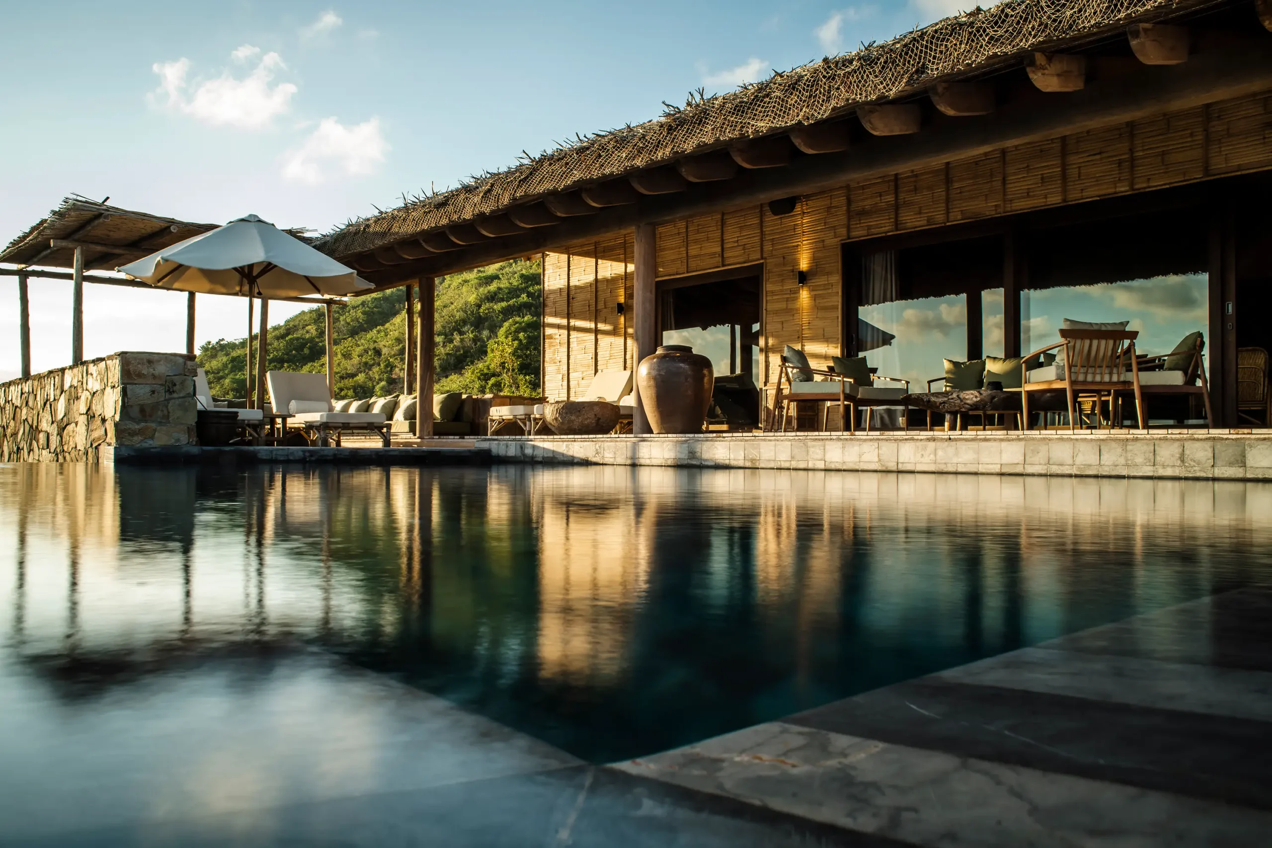 Hồ bơi vô cực nhìn ra vịnh biển tại Grand Bay Pool Villa tạo không gian lý tưởng cho tiệc cocktail