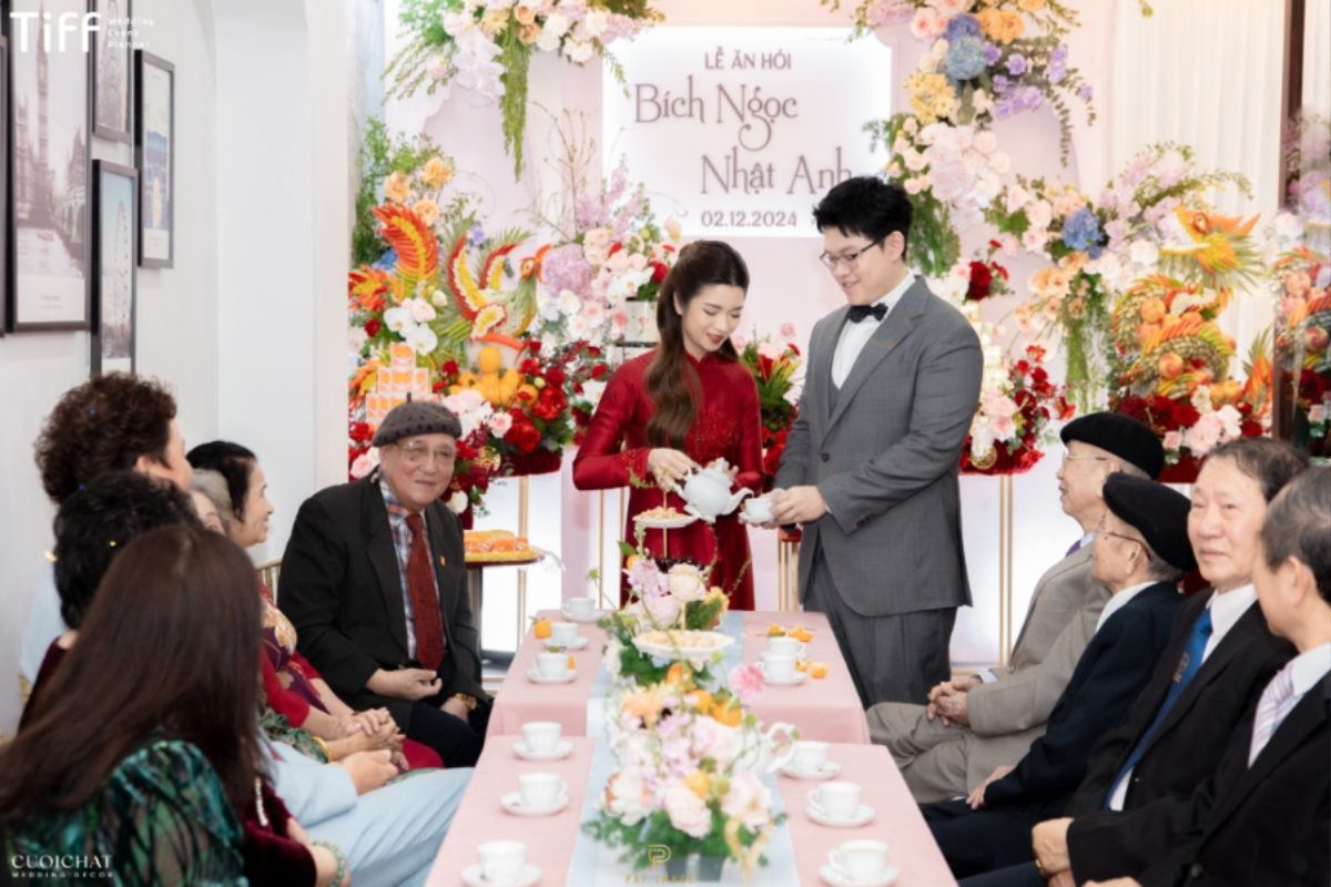 Cặp đôi gửi tin nhắn riêng cảm ơn bố mẹ và bạn thân - nguồn từ tiff