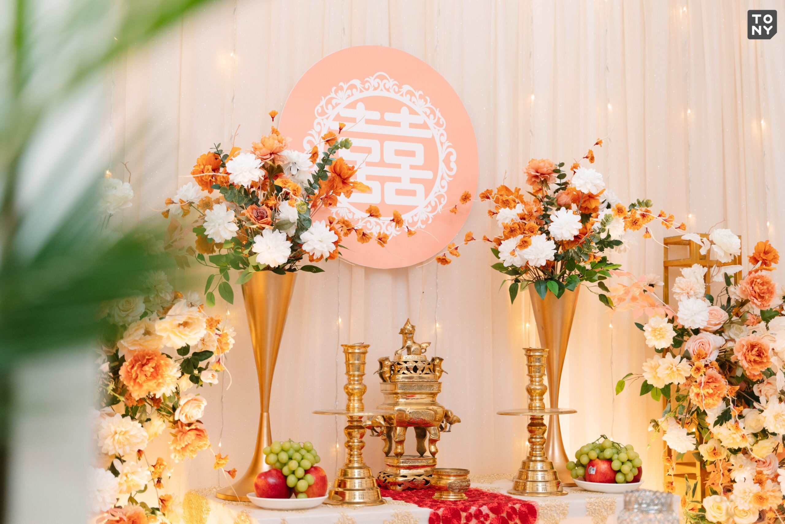 Bàn thờ gia tiên được trang trí hoa sen hồng thanh lịch trong lễ đính hôn