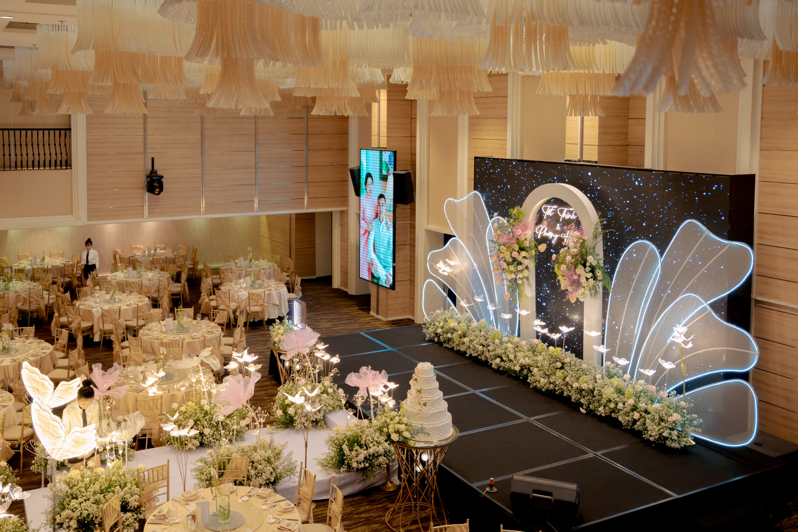 Bàn tiệc cưới trang trí hiện đại tại Capella Gallery Hall