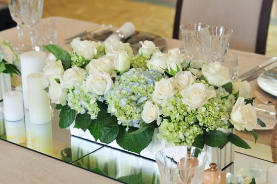 Trang trí tiệc cưới với hoa tươi và bàn dài