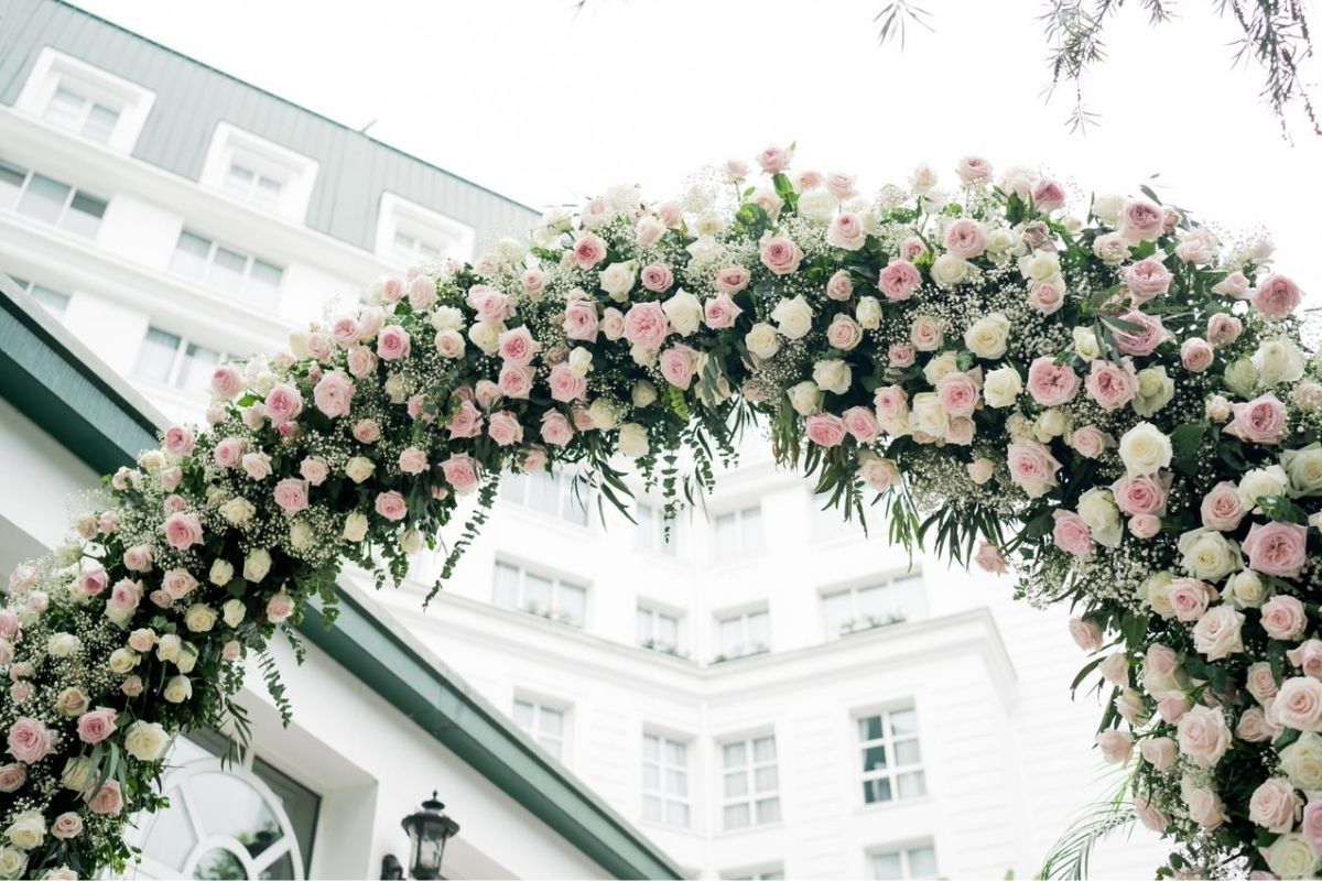 Một chiếc cổng hoa cưới độc đáo sẽ là điểm nhấn khi bước vào không gian tiệc