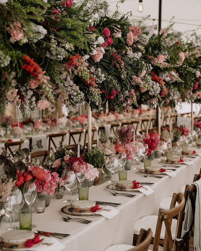 Sắp xếp hoa tươi cỡ lớn trong trang trí tiệc cưới phong cách hoàng gia