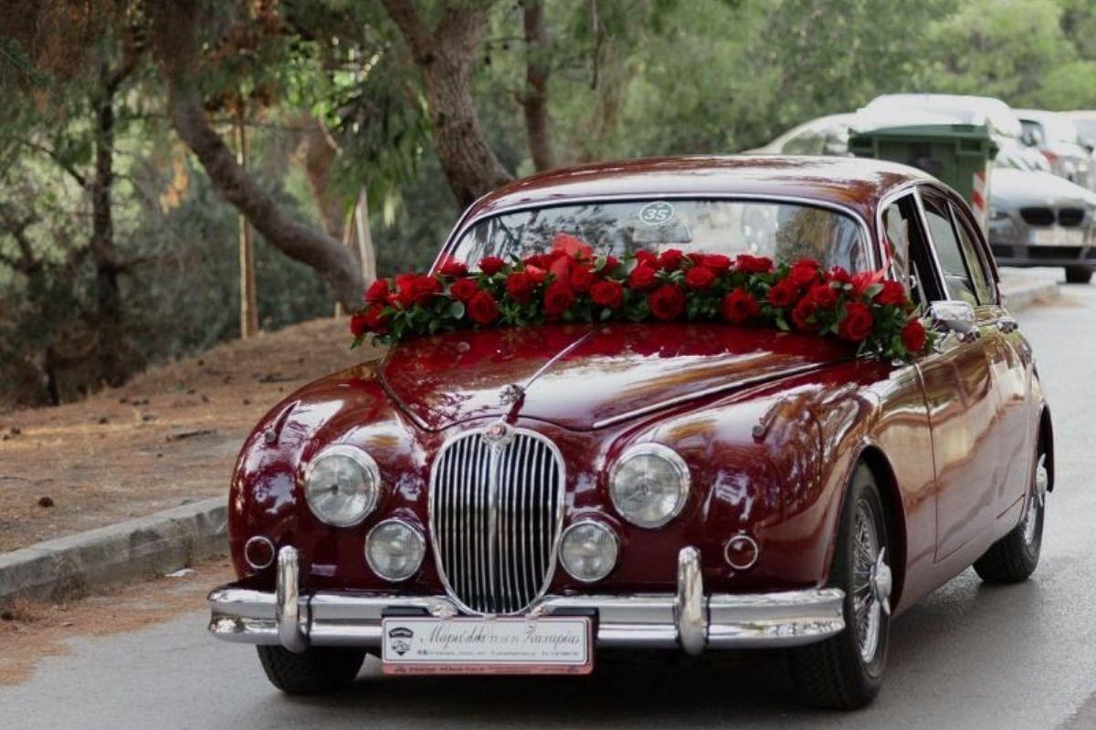 Hoa xe cưới phong cách Vintage với tone đỏ trầm sang trọng