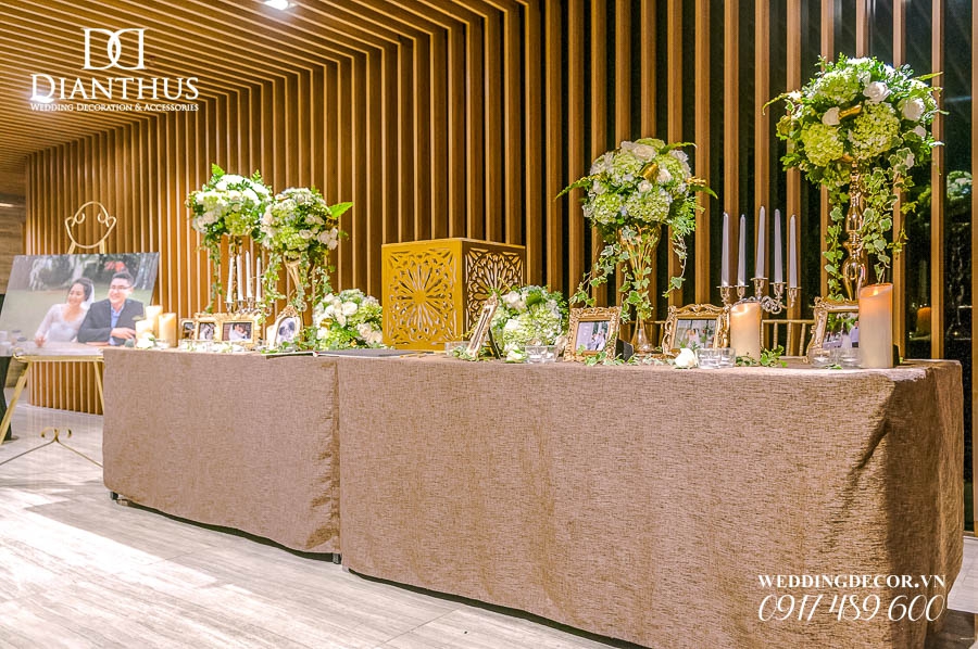 Bàn gallery với đồ trang trí