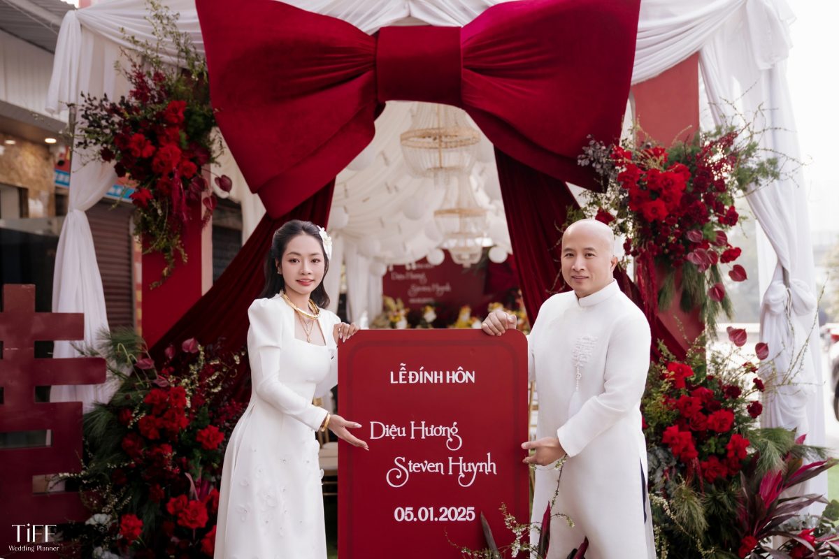 Biển welcome đồng bộ với phong cách tiệc cưới