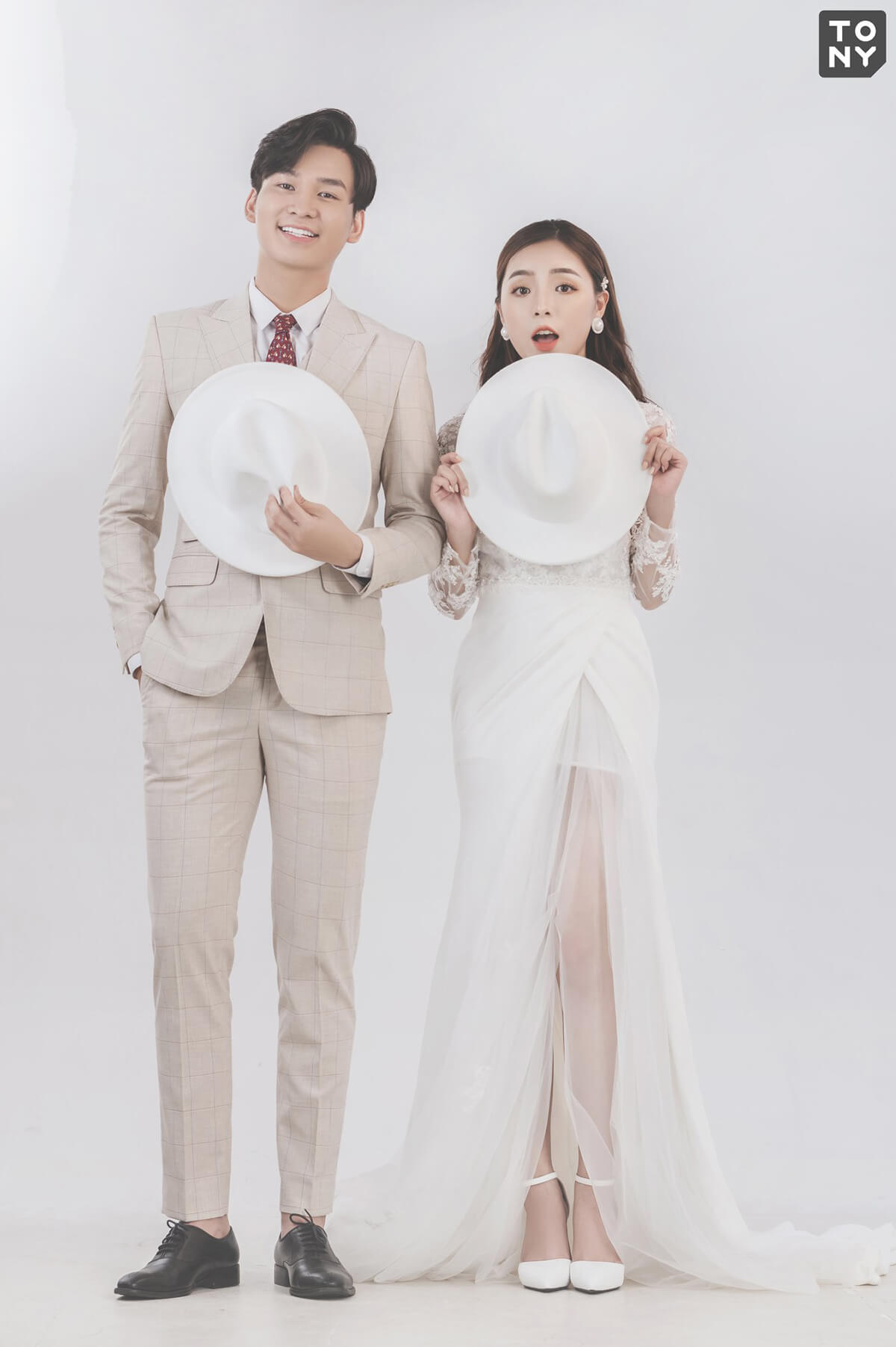Ảnh cưới studio phông trắng