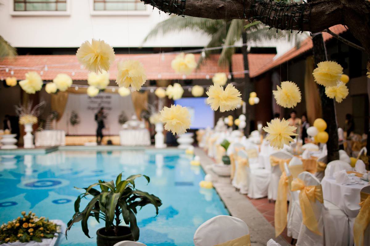 Trang trí tiệc cưới hồ bơi theo phong cách hiện đại với hoa tươi và vật liệu trong suốt