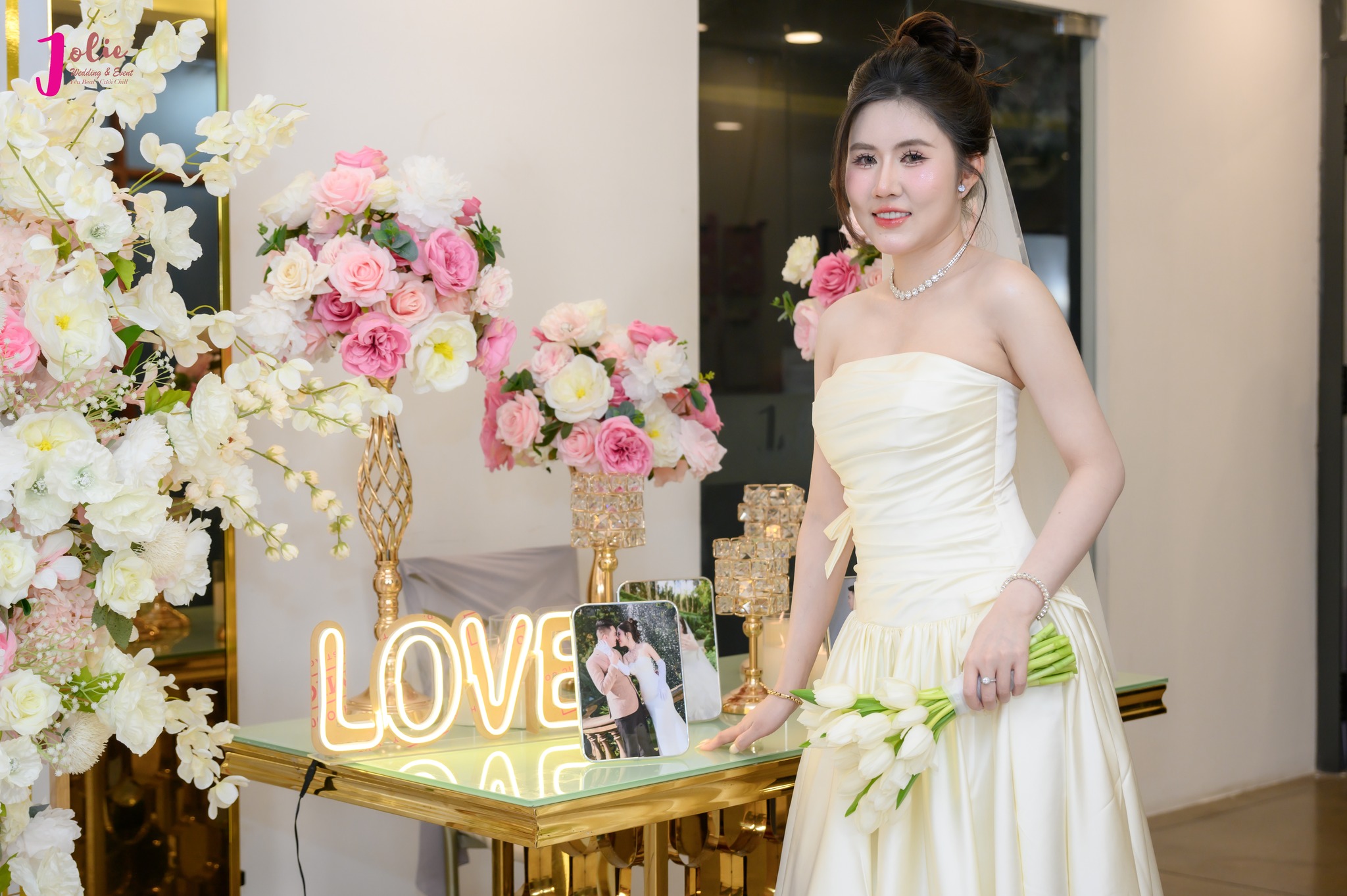Không gian sân khấu tiệc cưới được thiết kế lộng lẫy và tràn ngập ánh sáng