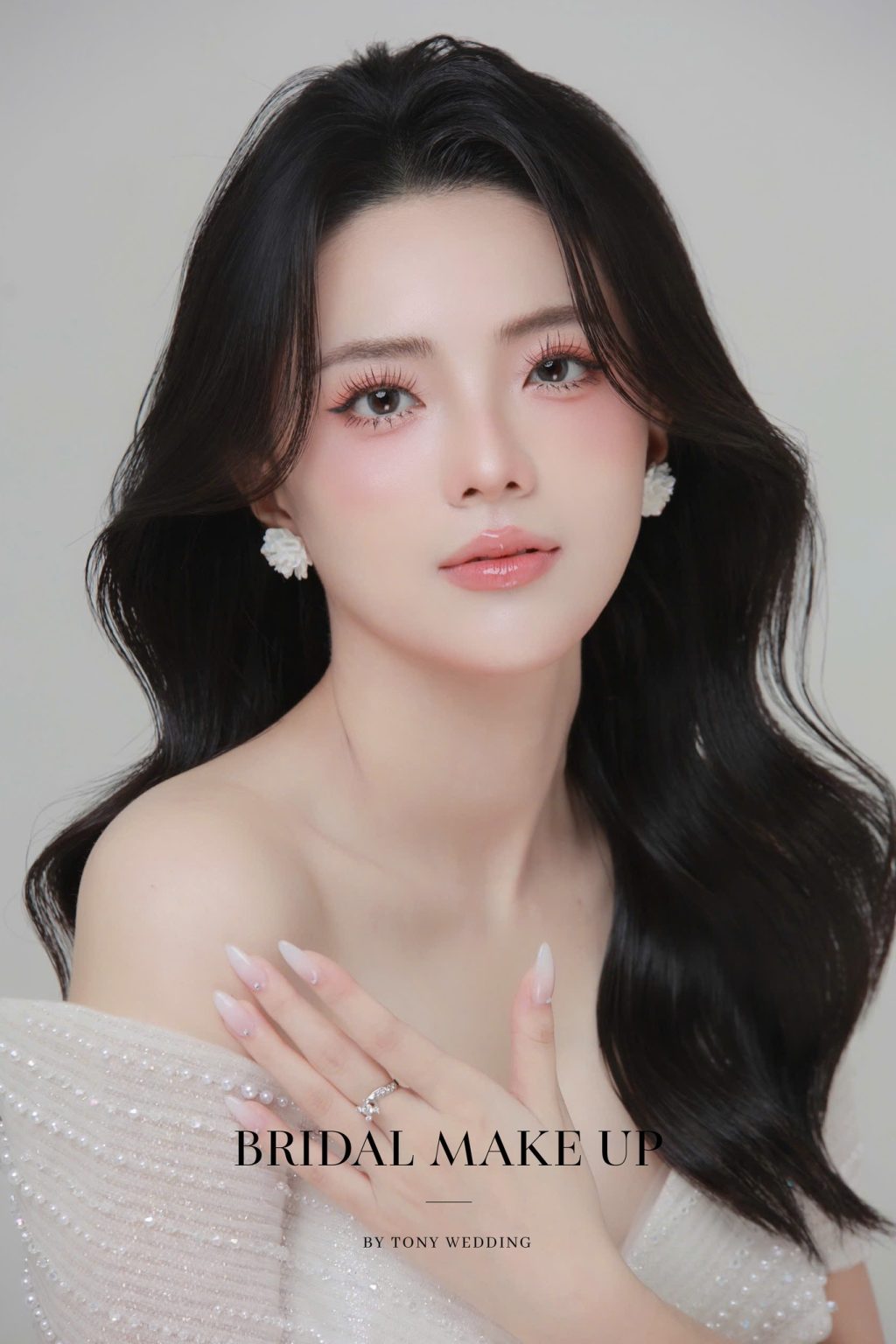 Alt: Cô dâu trang điểm rạng rỡ