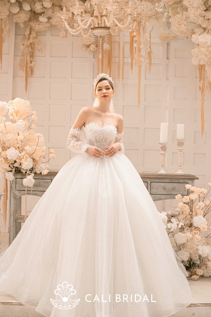 Váy cưới cúp ngực tay áo rời