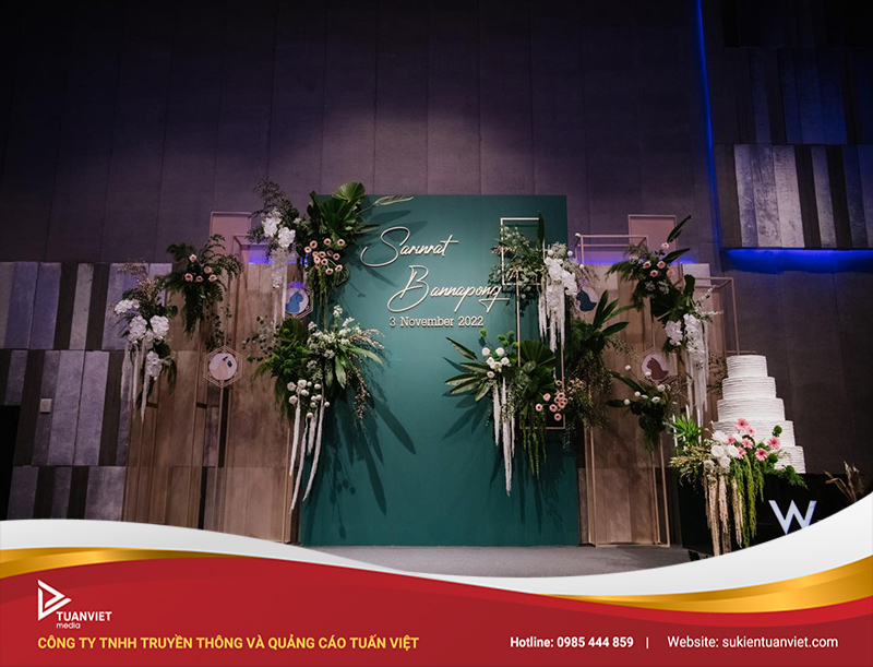 Backdrop đám cưới sang trọng tone xanh đậm hiện đại