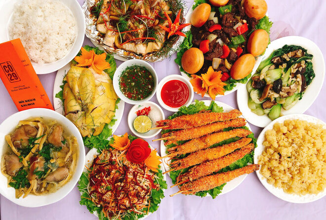 Cỗ cưới thường có từ 10 – 12 món với đầy đủ các loại thịt, hải sản
