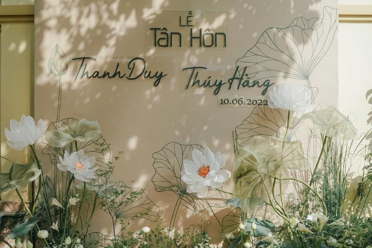 Cổng cưới trang trí gia tiên nhà trai bằng hoa sen