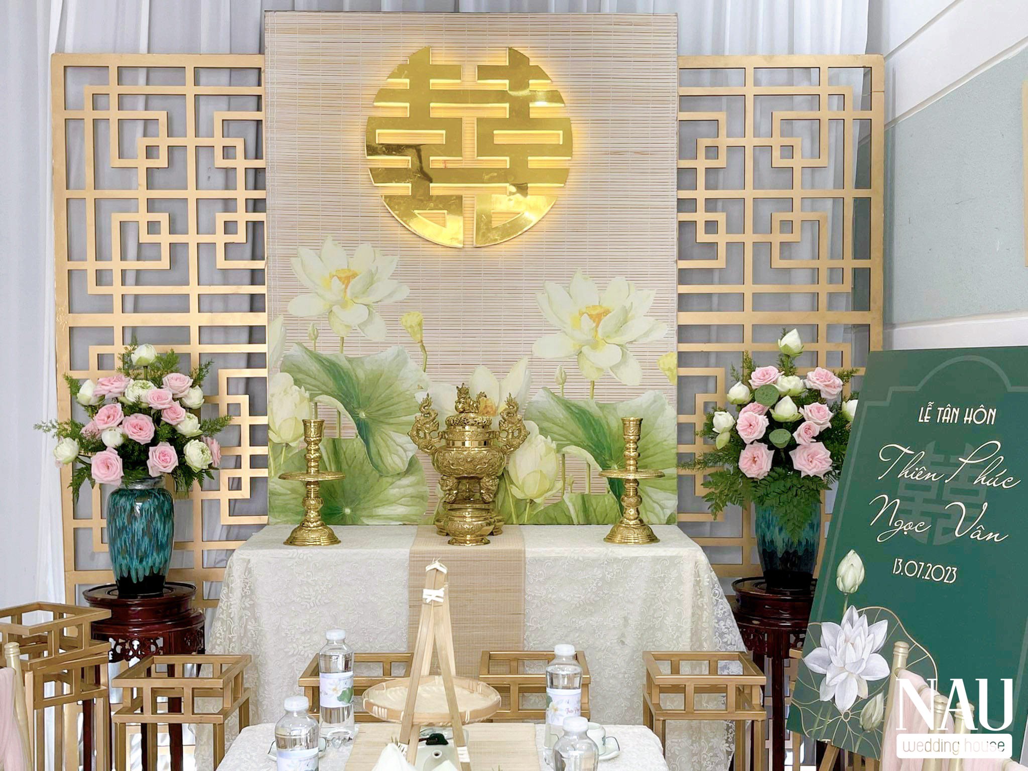 Sắc đỏ truyền thống kết hợp rồng phượng tinh xảo mang lại sự trang trọng