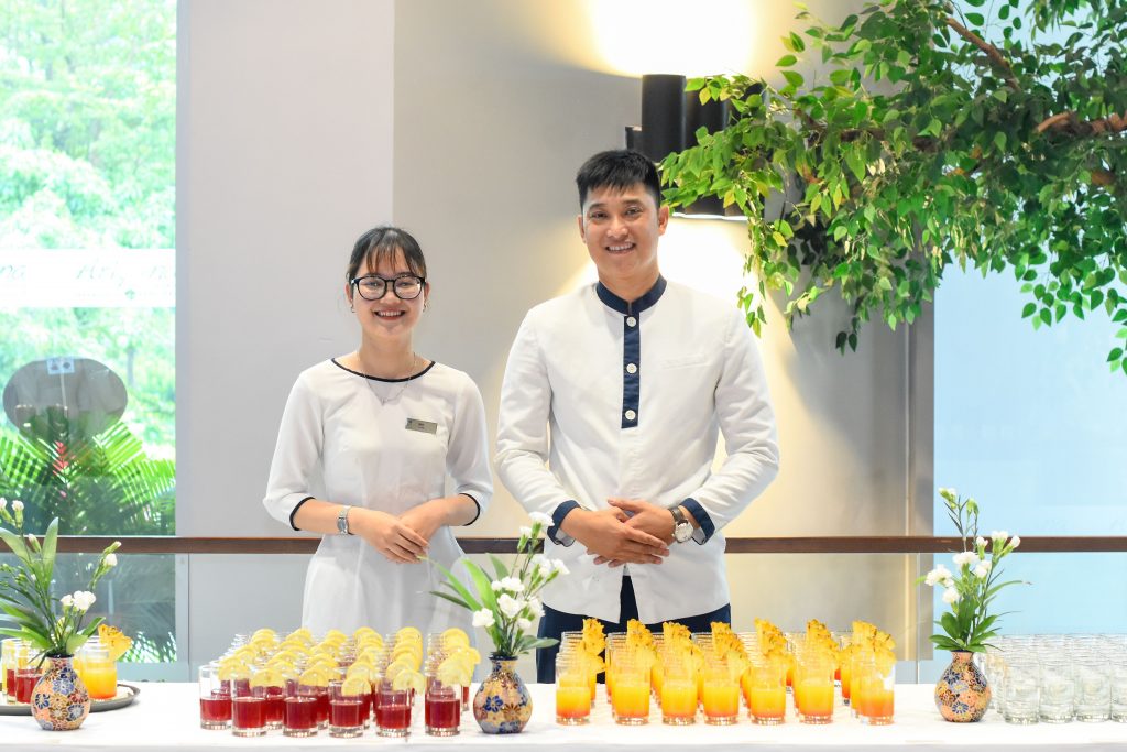 Chi tiết bàn tiệc cưới được thiết kế sang trọng