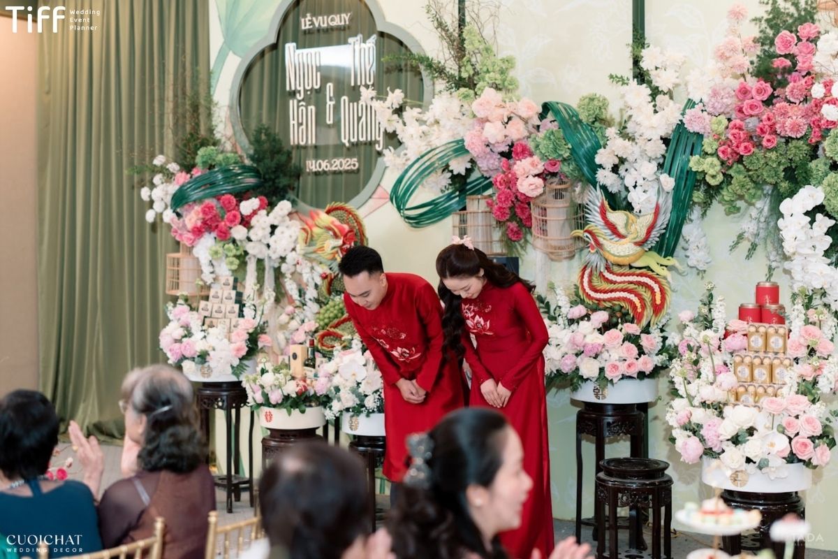 Trang trí từ tối hôm trước hoa lụa vẫn tươi sắc