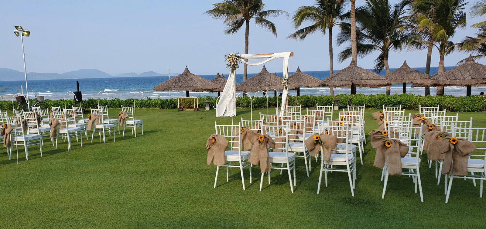 Sân khấu cưới biển buổi chiều tại Nha Trang