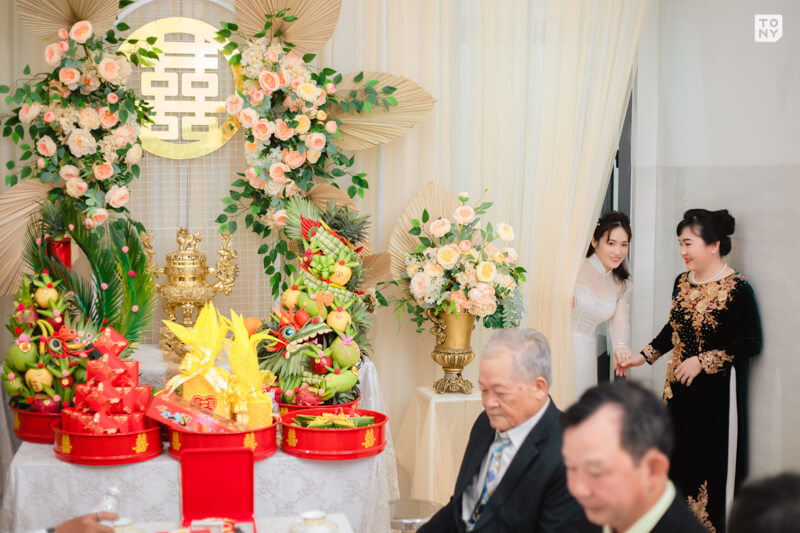 Cặp nến long phụng và mâm quả rồng phượng đặc trưng miền Nam