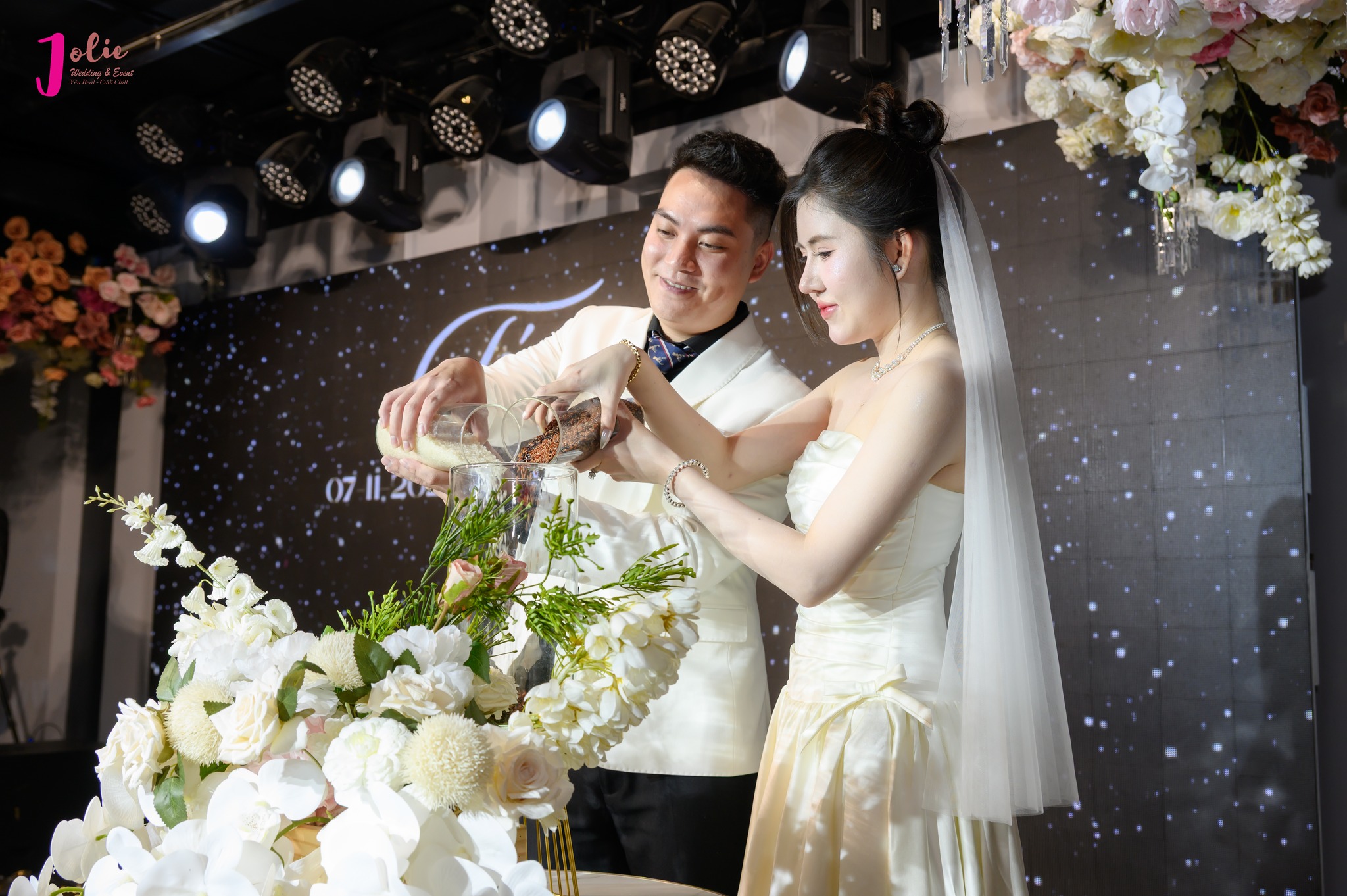 Chi tiết trang trí bàn tiệc cưới cá nhân hóa với hoa tươi và ánh sáng ấm áp