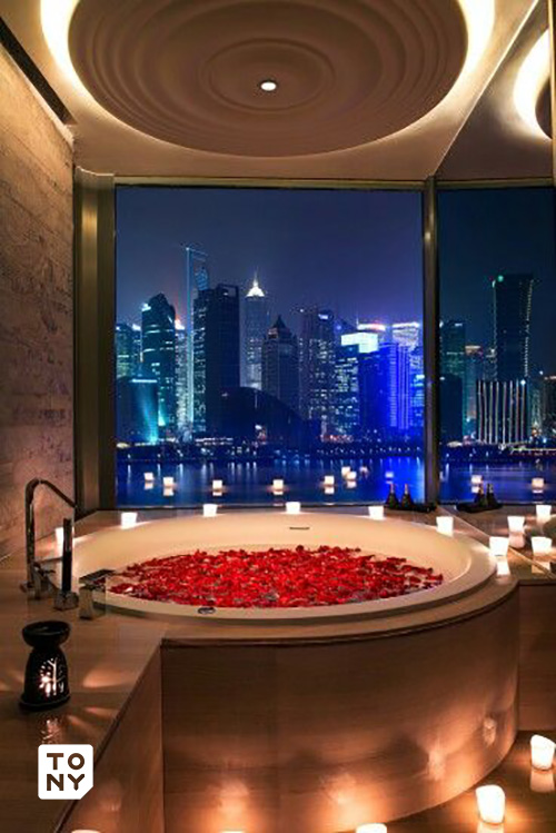 Trang trí phòng cưới bằng hoa ở góc giường