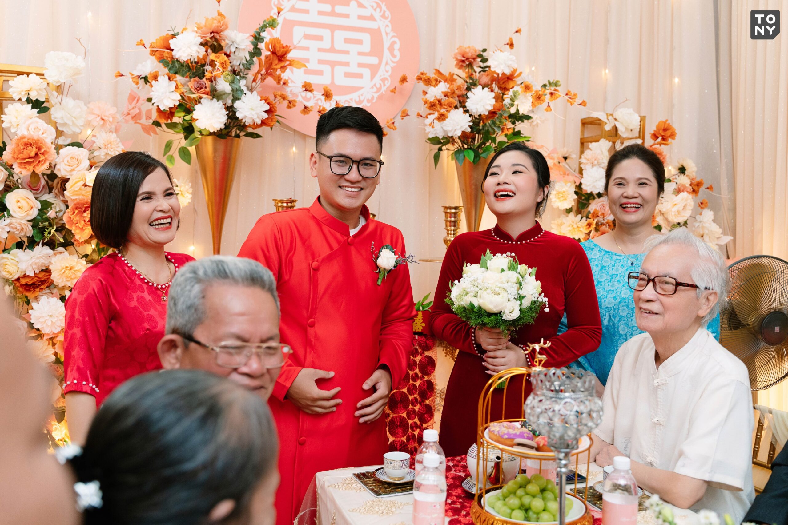 Đội bê tráp nam trong trang phục áo dài truyền thống bưng mâm quả
