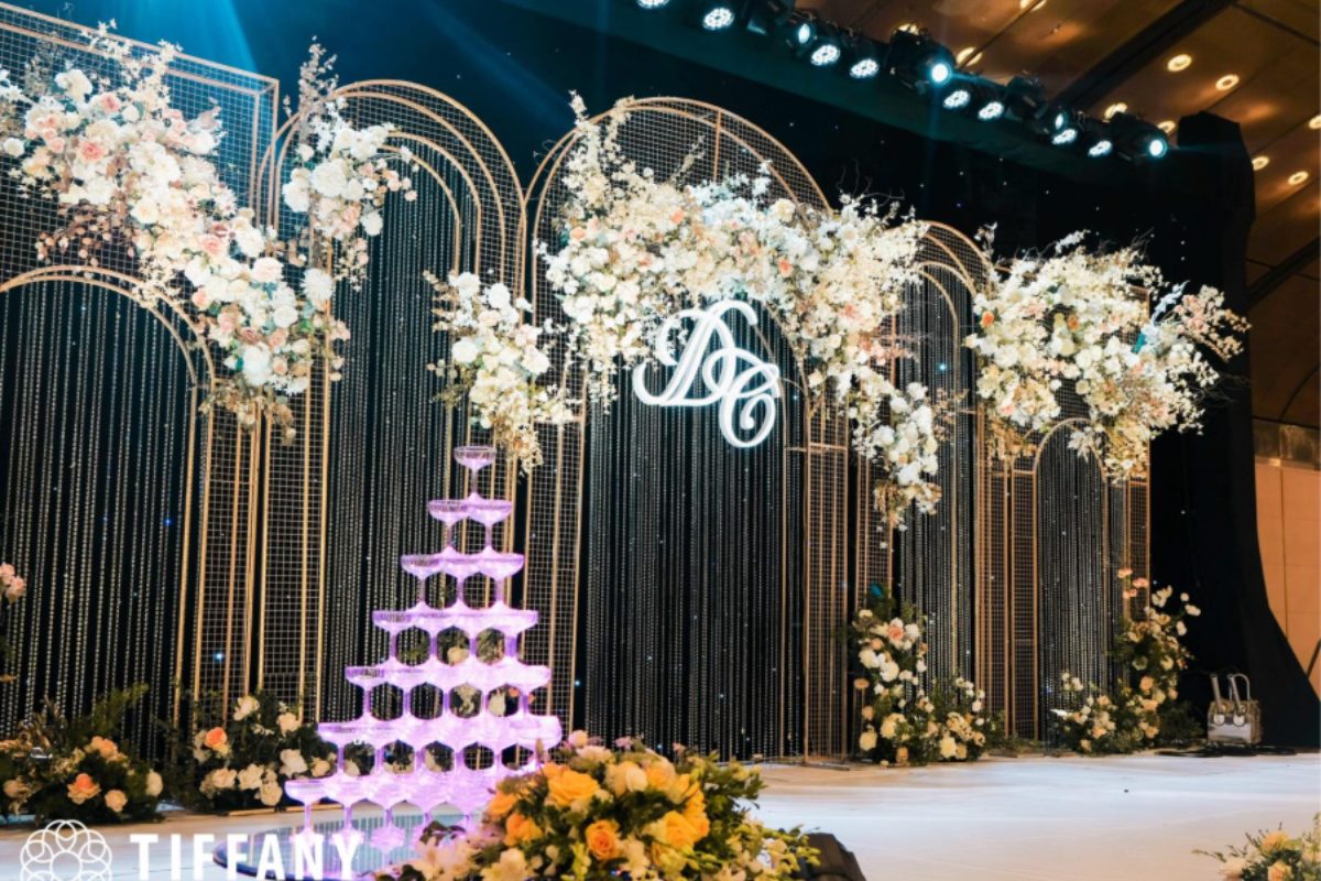 Decor sân khấu tiệc cưới tone trắng chủ đạo tại NCC với hoa tươi