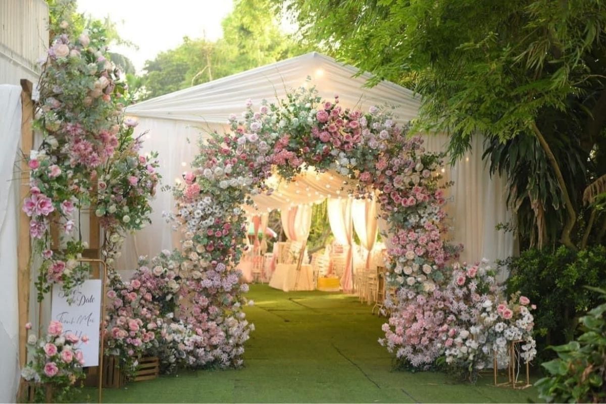 Cổng hoa vòng cung romantic garden như dẫn lối vào khu vườn bí mật